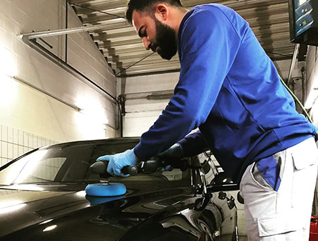 Bild von einem Fahrzeug das lackiert wird